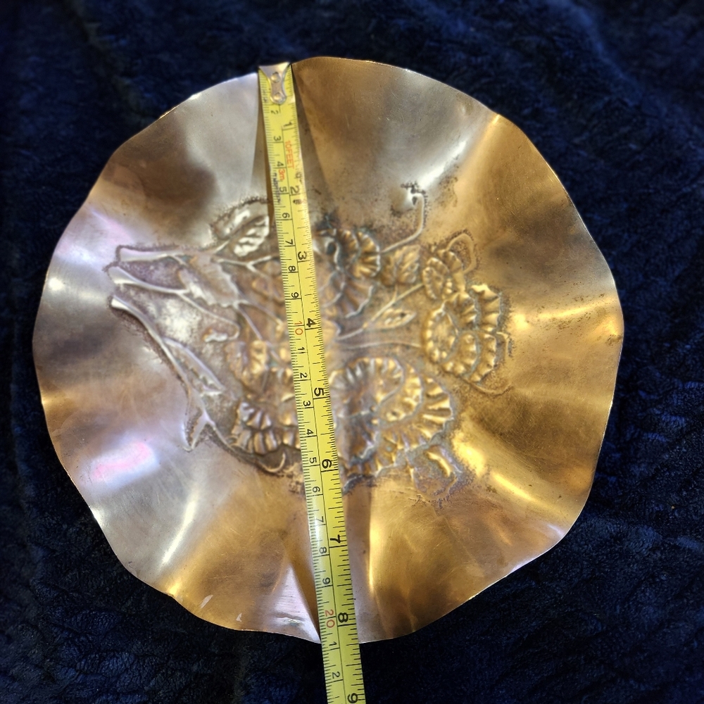 vintage solid brass decorative bowl or dish, featuring an embossed floral Design - Picture 7 of 7